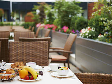 Frühstück auf unserer Sommerterrasse